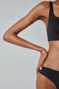 Piel con un bronceado parejo, logrado sin exposición al sol.